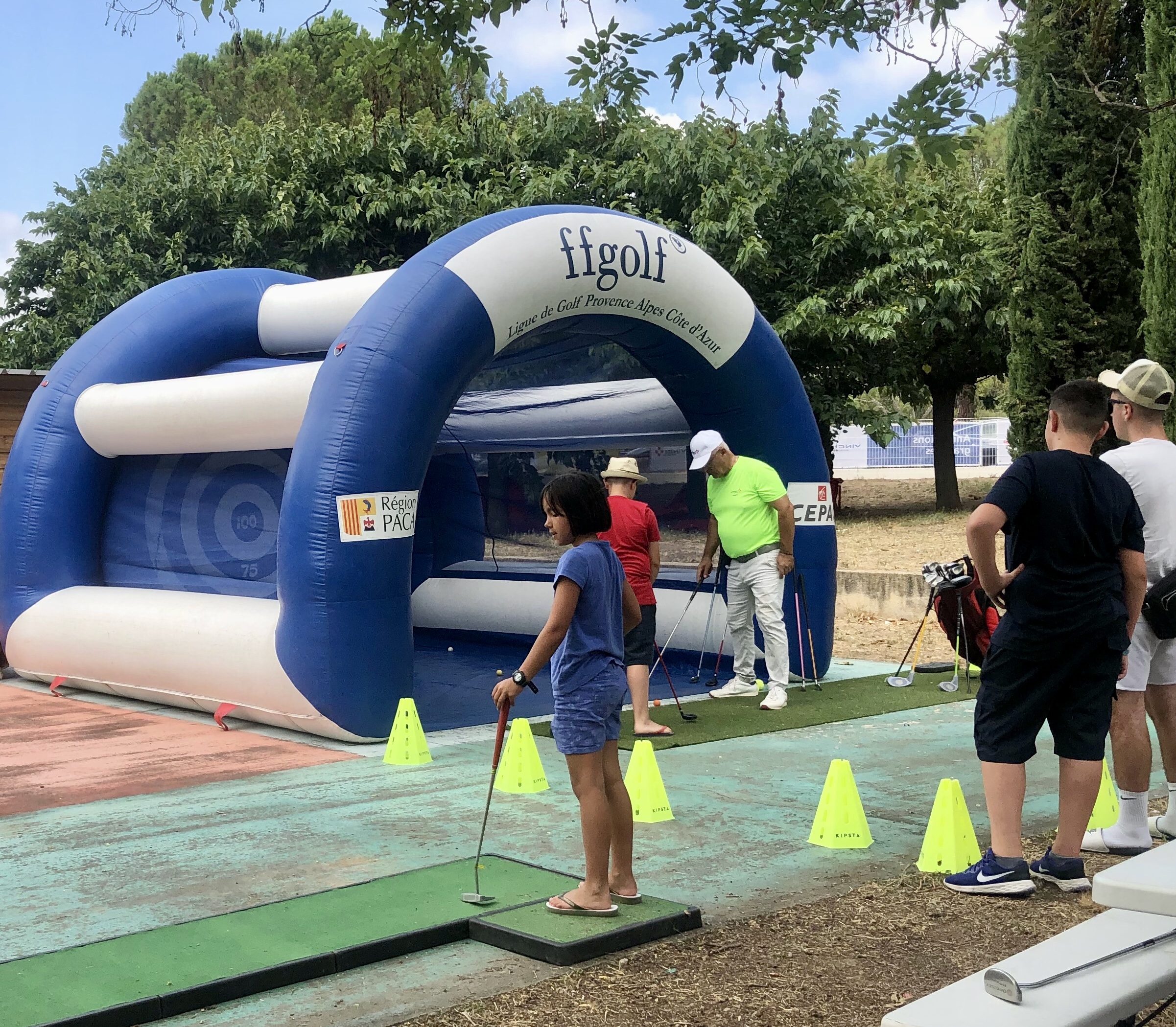 Les vacanciers découvrent le golf sur l’autoroute A7 (2023)
